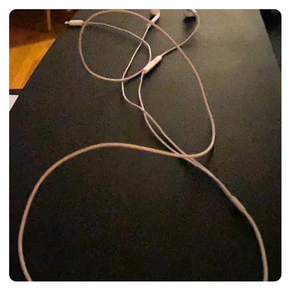 I’m selling wired apple headphone a good discount.